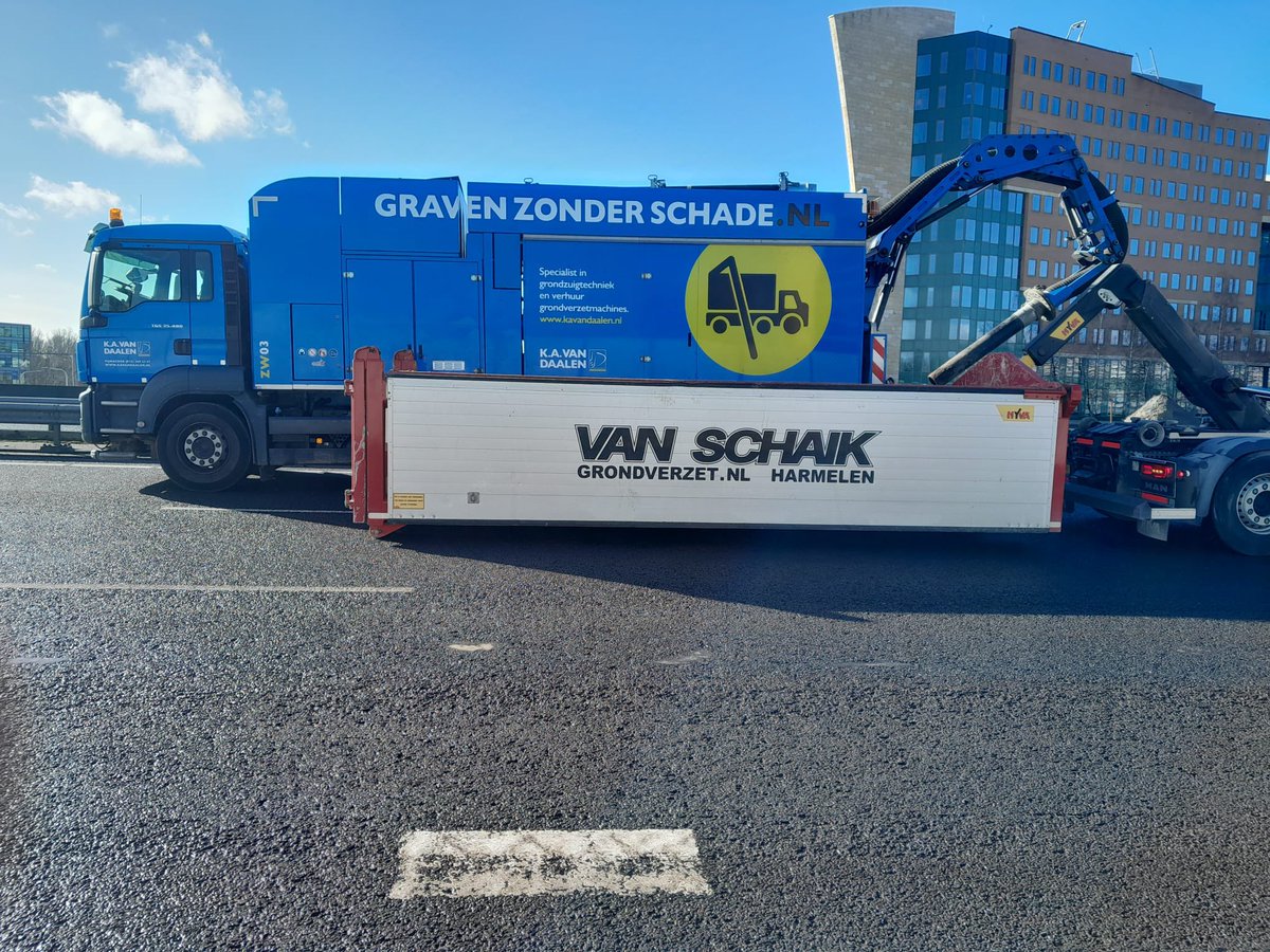 KAvanDaalenZn's tweet photo. Terwijl de meeste van hun welverdiende weekend genieten, is de #grondzuigwagen nog aan het werk om #proefsleuven te maken.
Slim om dit met een grondzuigwagen te doen✅, zo is alles snel en zonder #graafschade in beeld🔎 #gravenzonderschade ? Dan moet je Van Daalen vragen 📲📞📩📬 https://t.co/P0nXK0JKhS