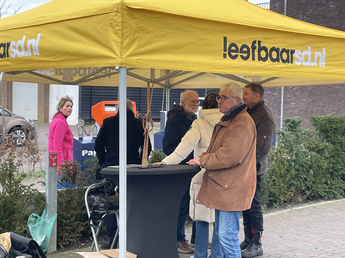 LeefbaarSD's tweet photo. De @LeefbaarSD #tent staat tot 16 uur in #bruinisse tegenover het parkeerterrein van de AH. @LaurenceHaack @roykloplsd en @ronbrink61 gaan in gesprek met inwoners en #dorpsraad over #woningbouw en alle andere zaken die spelen. #streekholders https://t.co/pfujlfzK0N