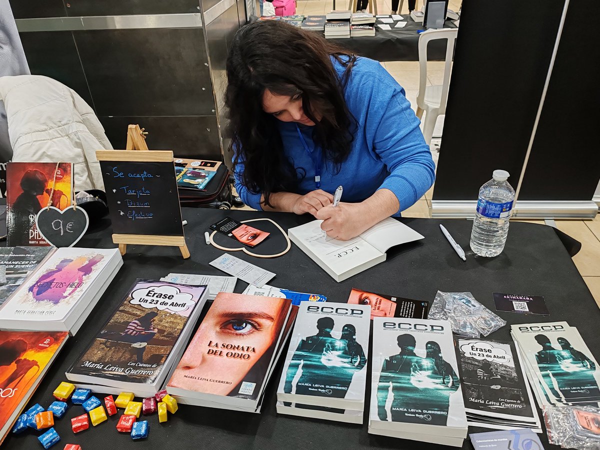 MariaLeivag's tweet image. ¡Pues aquí estamos, en el #LibroForumSevilla un añito más! 🥰🥰

@KmleonBooks