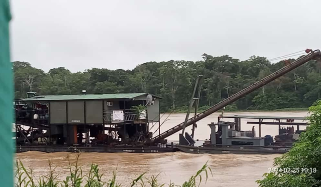 A #Gold mining dredger contaminating one of the most preserved regions of the Amazon with TOXIC MERCURY!
Please #STOP BUYING #BLOOD #GOLD!
#BoycottGOLD4IndigenousPeoples!
#Boycott4Wildlife!