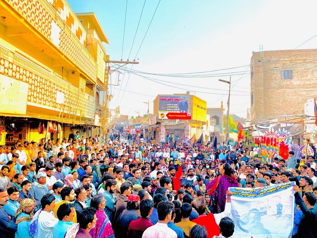 SarmanBrohi's tweet photo. 🔖That's why We claim this system to be a complete failure!

Even after an order by the court to issue an FIR against brutal Murder of "HIDAYAT LOHAR", Police is still showing irresponsibility and reluctant to lodge an FIR.

📢 Sit-in Protest by @SasuiiLohar, @Sorath_Latif and other Political activists is ongoing outside the Police station.

Its been more than 15 days Political Activists are protesting for mere an FIR against culprits.

#JusticeForHidayatLohar