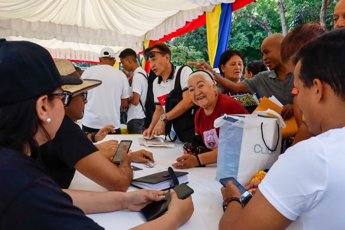 Inició registro de los y las cultoras en la plaza Bolívar de #Caracas para el nacimiento de la gran Misión VIVA VENEZUELA MI PATRIA QUERIDA. Abro 🧵 fotográfico #VivaVenezuela #2Mar