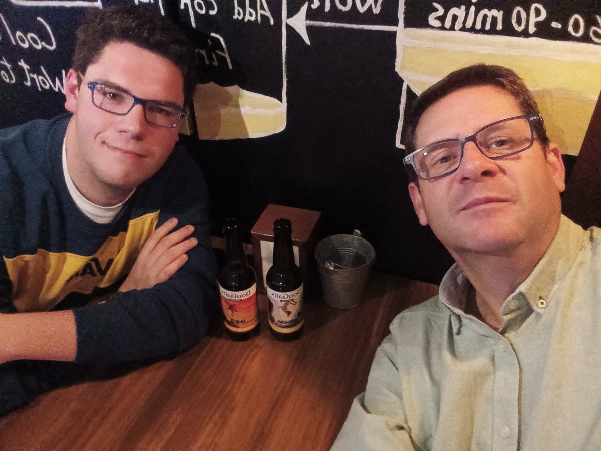ju_fran01's tweet photo. Con mi cachorro @22_juax comiendo en #LaBraña de #Torrelavega y en compañía de #dougalls. https://t.co/arrNZuhUT7