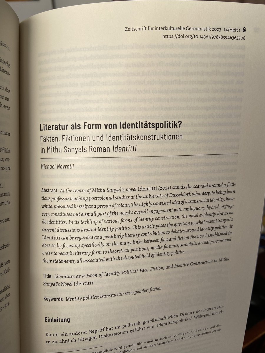 Neuer Aufsatz zu #Postkolonialismus und #Identitätspolitik im Roman "Identitti" von <a href="/Msanyal/">mithu sanyal</a>  . Auch open access erhältlich unter: transcript-verlag.de/978-3-8376-636…