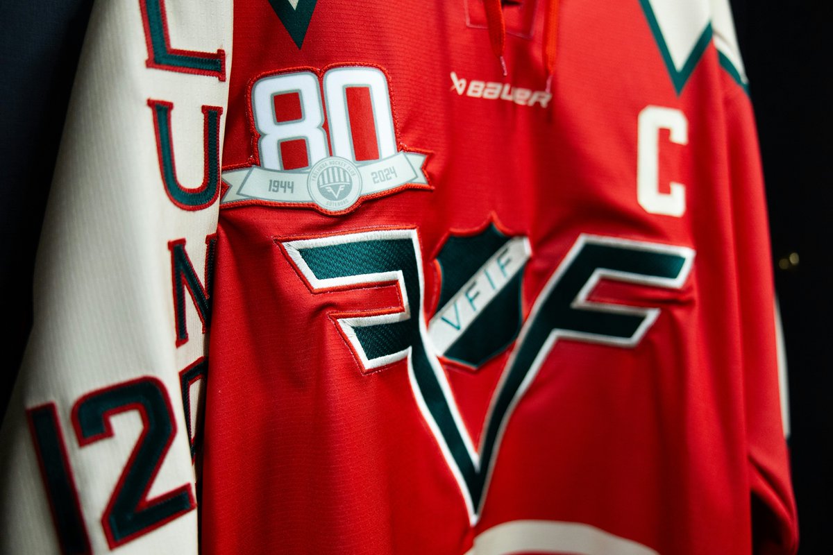 SHLse's tweet photo. Finkläderna är framplockade, det vankas såväl födelsedagsfirande på västkusten som rivalmöte i Östergötland. Alldeles strax startar lördagshockeyn, nu kör vi!🔥🔥
#LHFRBK #FHCMODO #LHCHV71 #SHL #twittpuck #svsshl #ishockey https://t.co/WSN6202B6A
