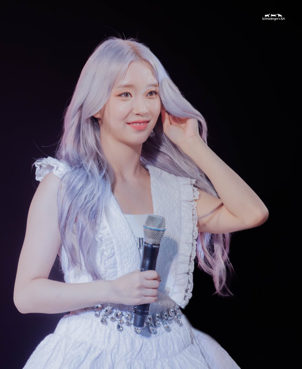 <a href="/SiratSyahdu/">Gamarasya N. Niranjana</a> “Oke sekarang kita lanjut aja nih ke sesi tanya jawab, karena pasti pada penasaran kan sama beberapa hal tentang STARRY.”

Wulan pun membaca pertanyaan melalui prompter yang ada di hadapannya, “Jelaskan konsep album debut STARRY: The Girls.”