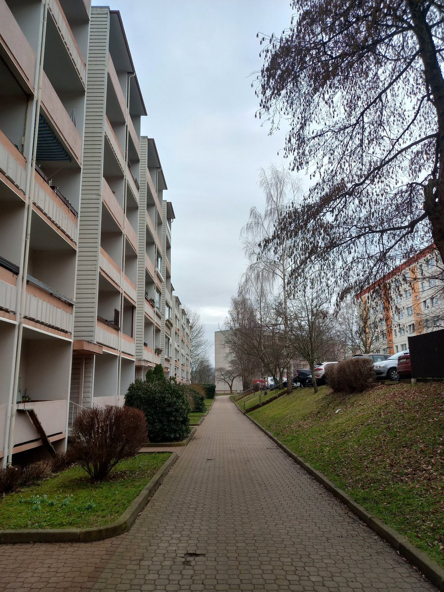 Hilfe ich bin hier in so nem Ossi-Slum gelandet, das Mädel zieht von einem Schließfach ist andere.