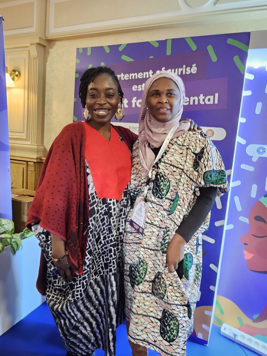 Du virtuel à la réalité !
Ça fait un moment que Dr <a href="/NKBabou/">Ndeye Khady Babou</a> et moi interagissons et collaborons sur les questions de Violences Gynécologiques et Obstétricales qui est un élément clé des interventions de #Equipop
Et comment vous dire le plaisir de la rencontrer à l'##ACSHR2024 😊