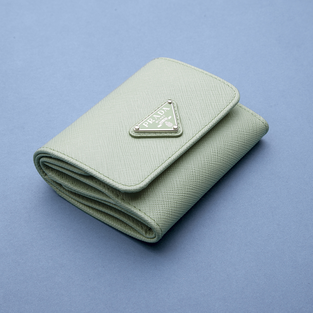 春らしい新色が揃う #プラダ のウォレットコレクション。 上質な