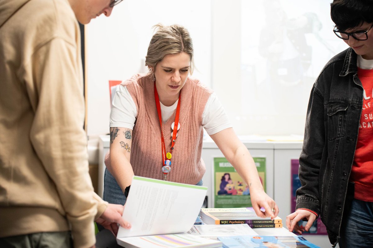 coleggwent's tweet image. 👋🏼 We are OPEN! 

🏫 Visit any #ColegGwent campus this morning to find out about our huge range of courses, speak to tutors &amp;amp; view our vibrant campuses!

⏰ 10am – 12:30pm
coleggwent.ac.uk/open