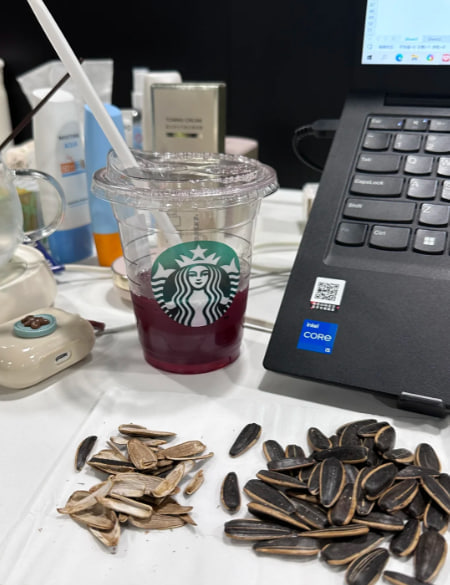 esdevieel's tweet image. It's so relaxing and cozy to work and eat sunflower seeds at the same time. 🤣🤣🤣🤣