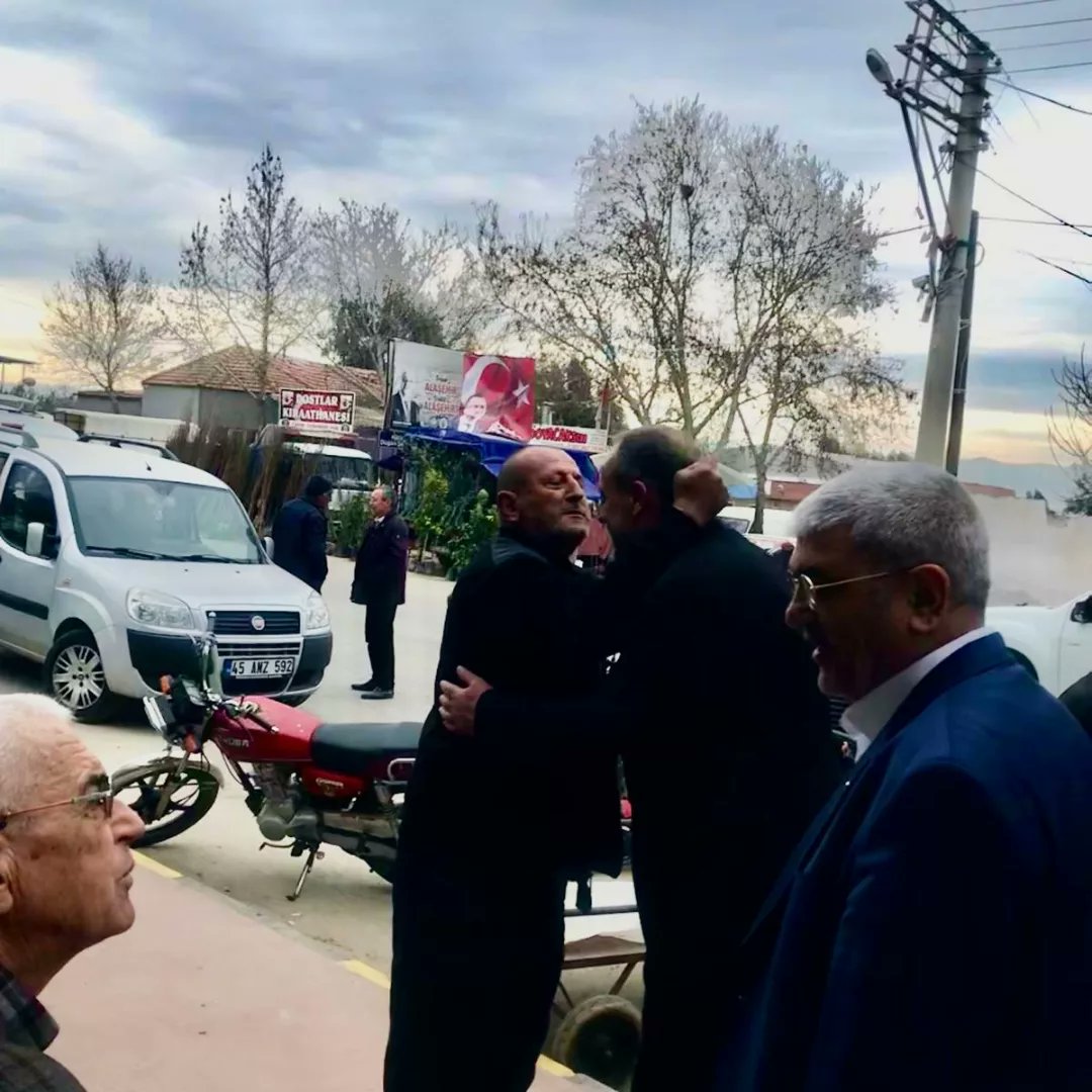 UMTAKDAG's tweet photo. Bugün sabah #Alaşehir imizin #Killik mahallesinde Pazar ve esnaf ziyaretlerimizi gerçekleştirdik Daha iyi bir Alaşehir mümkün beraber başaracağız...
#AlaşehirdeÜmitVar
#EnİYİsi @iyiparti
@meral_aksener https://t.co/O8e002Pw24
