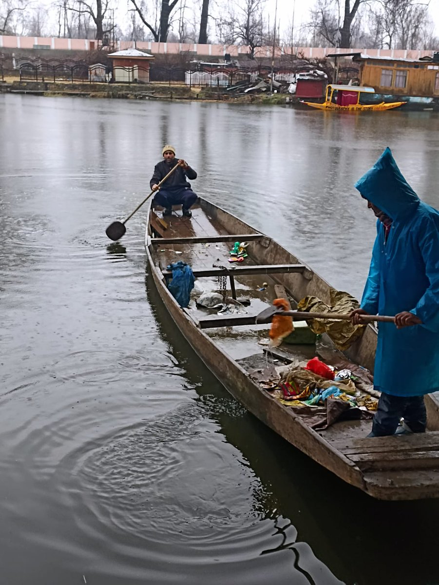 @SMC_Srinagar staff collect Trash from Tchonti Kul (Riverlet) Srinagar despite of the heavy downpour. This signifies dedication & commitment towards fostering aesthetically pleasing #UrbanEnvironment @OfficeOfLGJandK @MoHUA_India