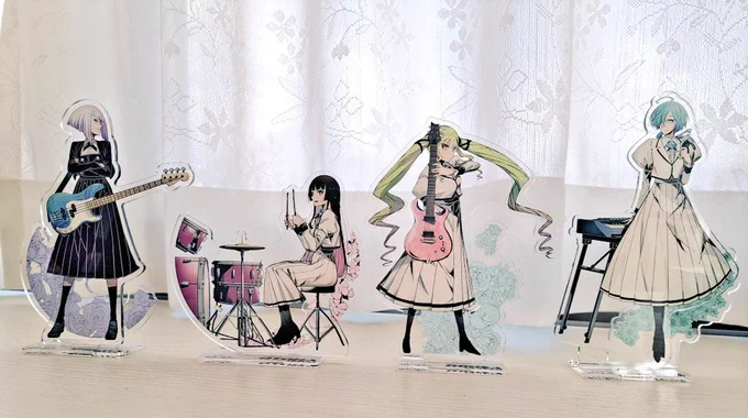 #ロックは淑女の嗜みでしてアクリルスタンドが4人揃いましたよー壮観ですカッコイイー同じく4キャラのアクスタを揃えて下さった読者の皆さん、本当にありがとうございますこれからも頑張りますー!#最新巻第4巻発売中!#ロックレディ#ロック淑女 
