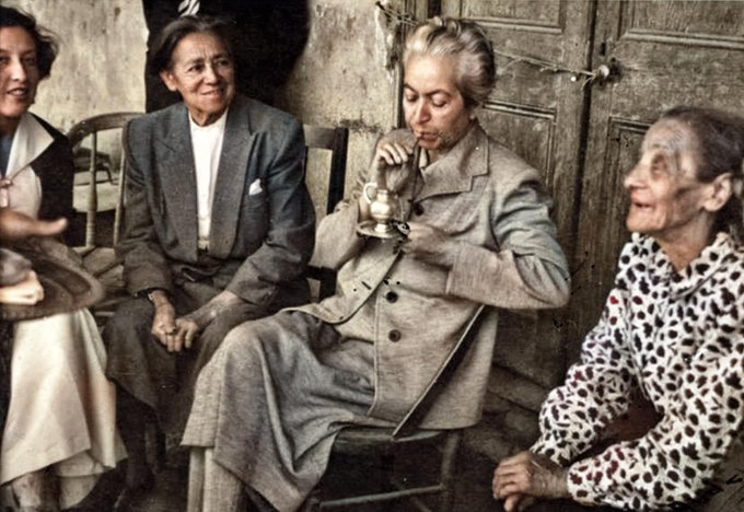 maestranobel's tweet photo. Gabriela Mistral en su "amado pueblo" de Montegrande, en el valle del Elqui; bebiendo un mate junto a sus compañeras de escuela, durante su última visita a Chile. 

Septiembre de 1954. https://t.co/xhTRIo6W0h