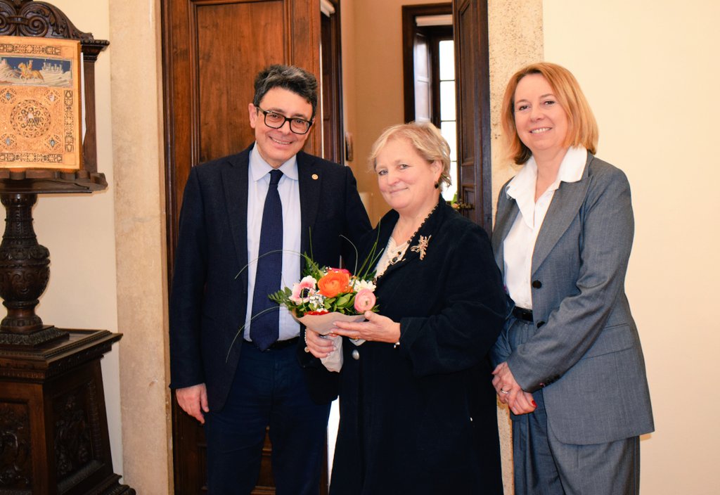 Entrata in servizio la nuova Direttrice Generale, Beatrice Sassi. Nella foto con il Rettore Roberto Di Pietra e la Pro-Rettrice Donata Medaglini.
unisi.it/unisilife/noti…