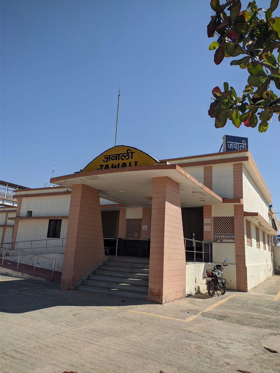 आदरणीय रेल मंत्री <a href="/AshwiniVaishnaw/">Ashwini Vaishnaw</a> जी के पैतृक निवास के समीपस्थ और सांसद महोदय <a href="/ppchaudharybjp/">PP Chaudhary</a> जी के संसदीय क्षेत्र का ये प्राचीन रेल्वे स्टेशन अमृत काल में पैसेंजर ट्रेनों के अभाव में निरर्थक हो गया है। कृपया आवश्यक पैसेंजर ट्रेनों का ठहराव कर क्षेत्रवासियों को राहत प्रदान करे।