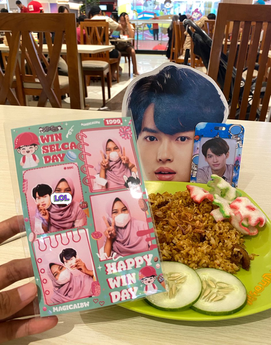 mergecenter's tweet photo. Finally. Foto di Solo 😆 Tadinya mau di Yogya tapi kayaknya ga sempet. Tencuuuu buat eventnya @MagicalBW 

Maaf yaaa @winmetawin kue kita diganti nasi goreng soalnya aku udah keliling Pakuwon tapi ga nemu 🥹

#Winselcaday #SellWinDay https://t.co/K2z1vQbuxB