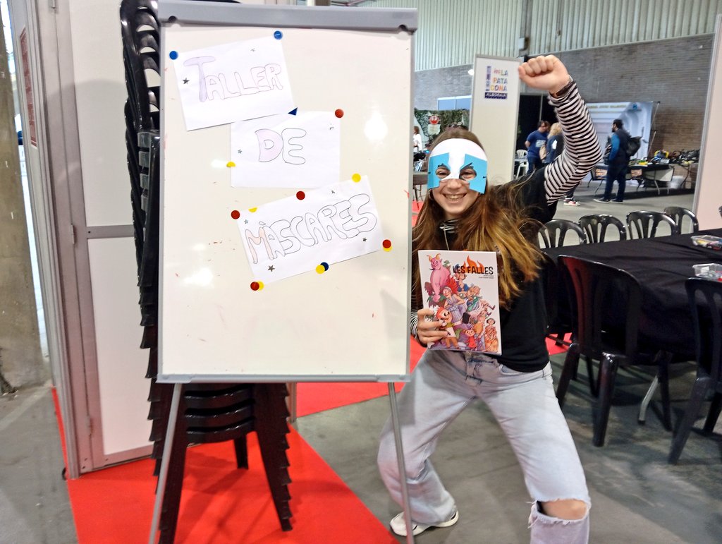 Estem amb les companyes del Servici de Normalitzación Llingüística fent màscares al <a href="/SalonComicVlc/">Salón del Cómic y del Manga de Valencia</a>. Donem còmics!

🥸 ¿Quién hay detrás de la máscara?
✂️🦸‍♀️🦸 taller de superhéroes y superheroínas
🕚 de 11:00 a 14:00
📍en Fira València, junto a la zona Cosplay)ñ