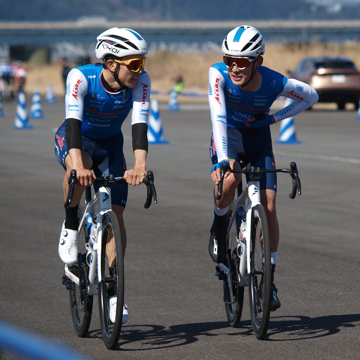 FfwdJapan's tweet photo. 【富士クリテ予選】
①逃げ切り確定で余裕の2人
②最終周回「本気出すからついて来い！」
③ゴール後「グッジョブ」＆「セーフ」

#愛三工業レーシングチーム　#FFWD https://t.co/GZ0NRhaInw