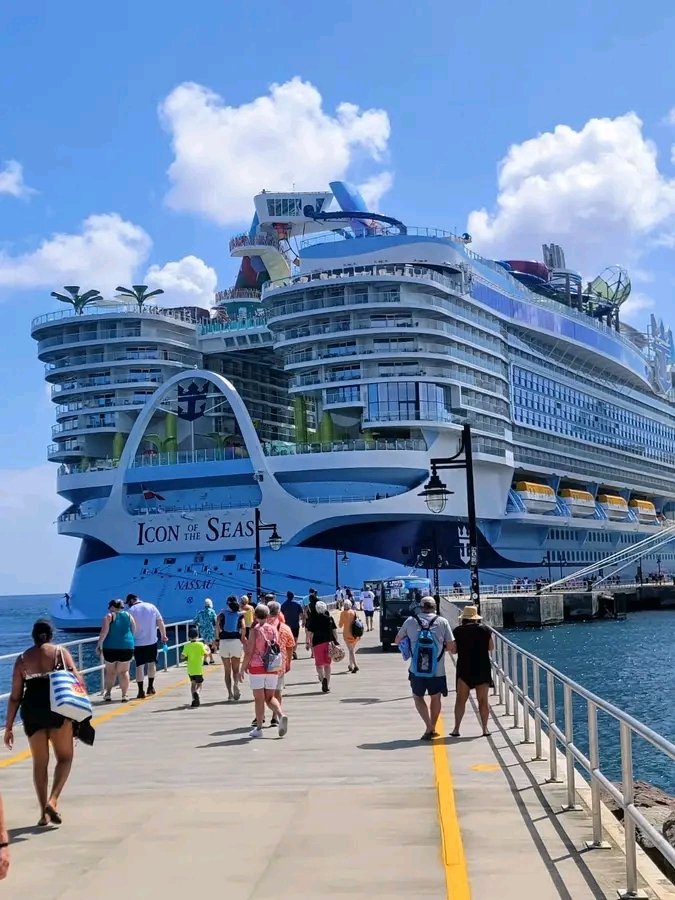 The largest cruise ship in the world is here yet again! 🇰🇳

The Icon of the Seas 🚢 returns for its second voyage to the destination.

#IconOfTheSeas #WeAreCruise #VentureDeeper #StKitts