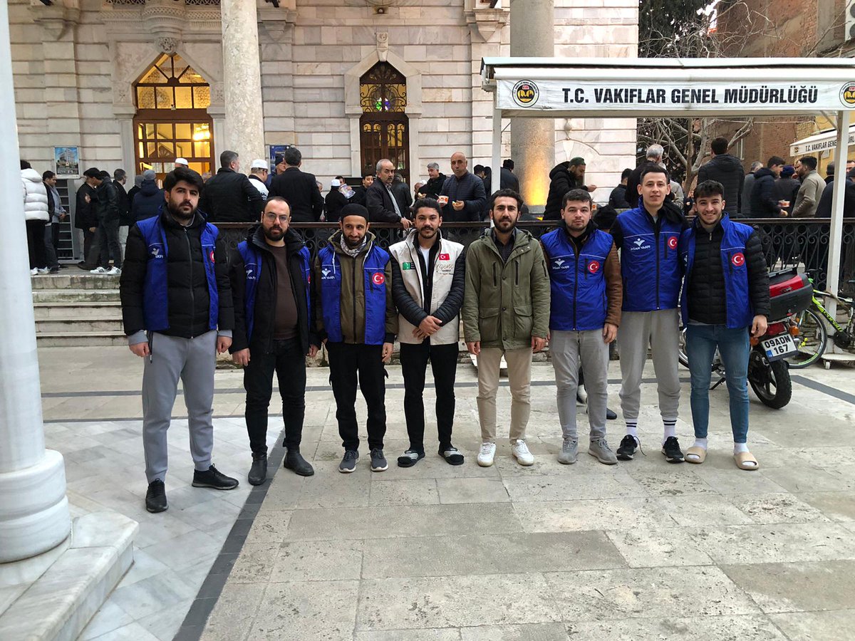 Sabah erkenden şehrin sokaklarını arşılayan bir avuç genç göğe yükselmiş Umut burçlardır.
İnsan vakfi aydin ve  Genç hareket aydin  olarak sabah namazımızda Ramazan paşa camisindeydik.