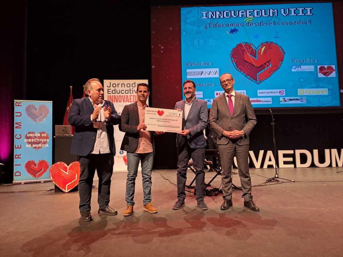 El consejero <a href="/VictorMarinNav/">Víctor Marín Navarro</a> ha participado hoy en la jornada #Innovaedum24, organizada por <a href="/direcmur/">DIRECMUR</a> y el <a href="/CPRRegionMurcia/">CPR Región de Murcia</a>, a la que asisten 1.200 docentes. 

En la inauguración se entregó un cheque de más de 5.000€ a <a href="/FibrosisQuistic/">Asociación Murciana de FQ</a>.

Centros educativos expusieron sus