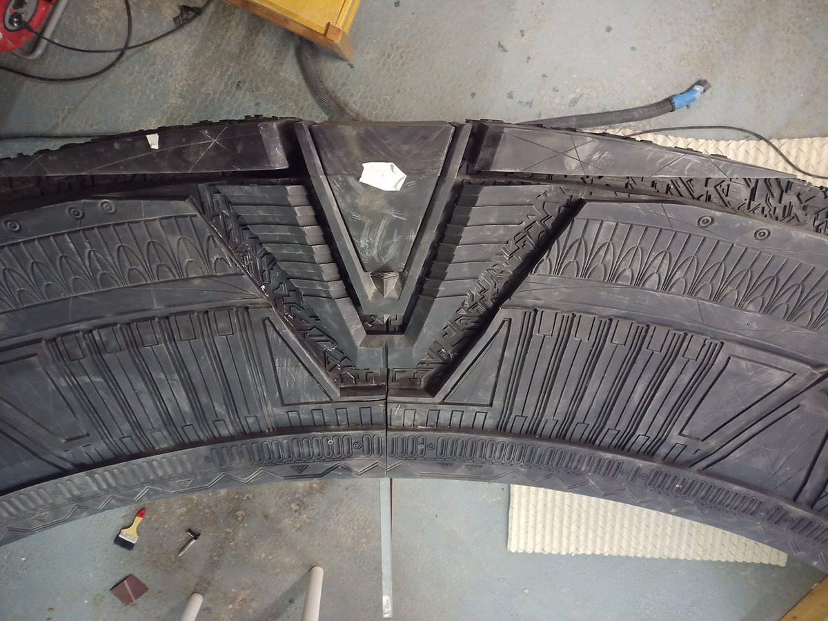 L'ajustement précis des pièces de la Stargate avance bien... Le rendu vous plait ?
Fine-fitting the Stargate parts is progressing well... Do you like the result? 
#makeitspin #Stargate #StargateSG1 #SG1 #WeWantStargate #DIY