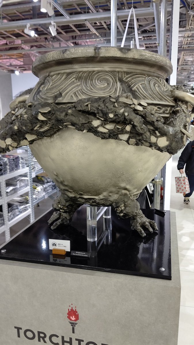 IDA4x4QTcLzaBVZ's tweet image. 今日は渋谷パルコまで遠出してお買い物してきました
こちらが戦利品の真レイヴンTシャツとごすずんパーカーです
#TORCHTORCH