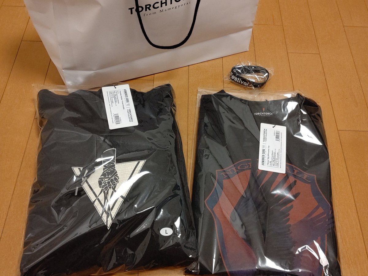 IDA4x4QTcLzaBVZ's tweet image. 今日は渋谷パルコまで遠出してお買い物してきました
こちらが戦利品の真レイヴンTシャツとごすずんパーカーです
#TORCHTORCH