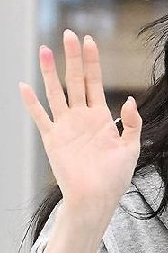 립 바르느라 손가락 빨개진 한소희..너무 커욤져..🤭