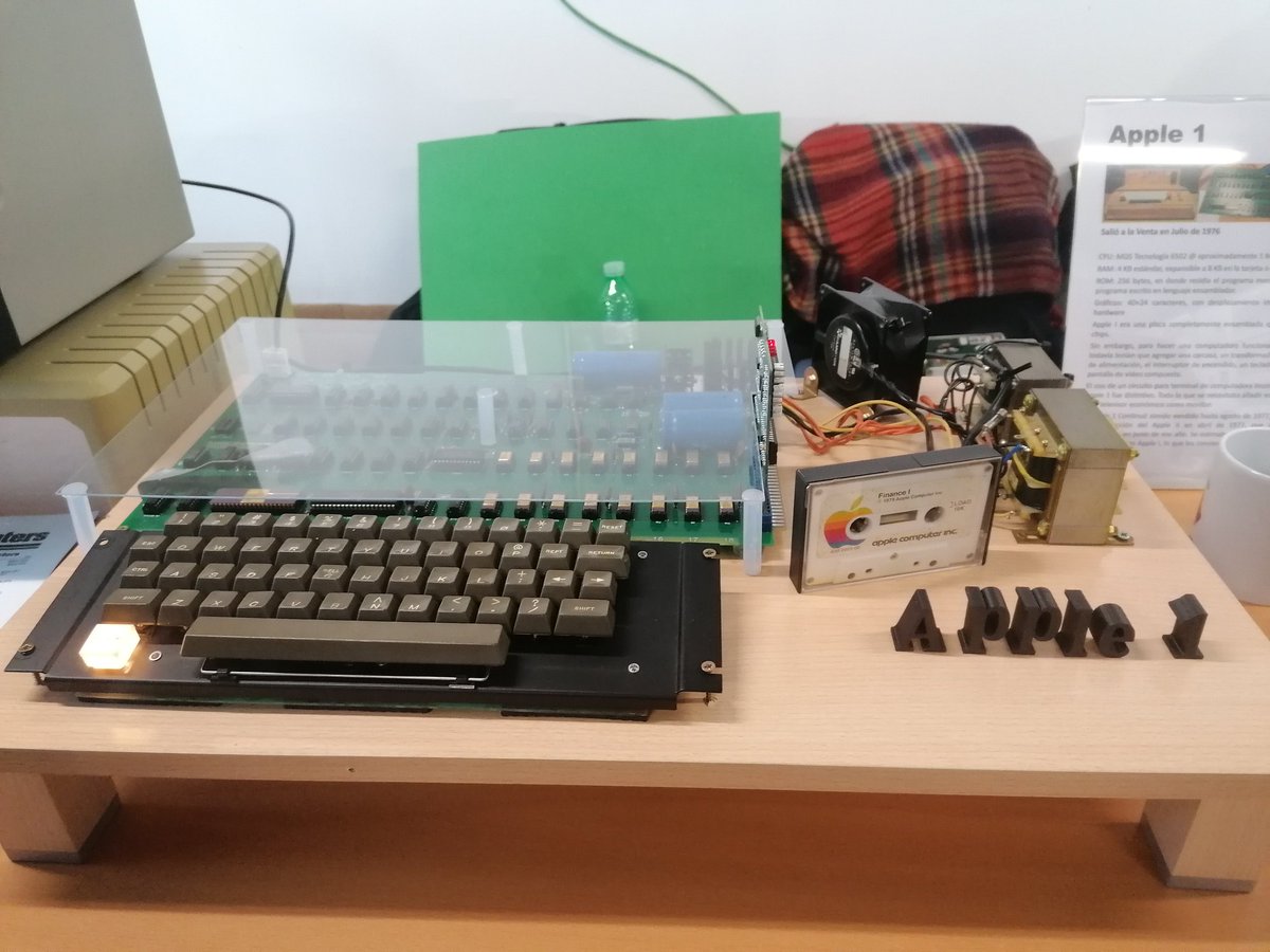 AngelSerranoPhD's tweet image. La exposición de ordenadores #Apple de @retroparla es espectacular. Hasta tienen una réplica del Apple 1 #FelizSábado #Retroinformática #Retrocomputing #Retrogaming