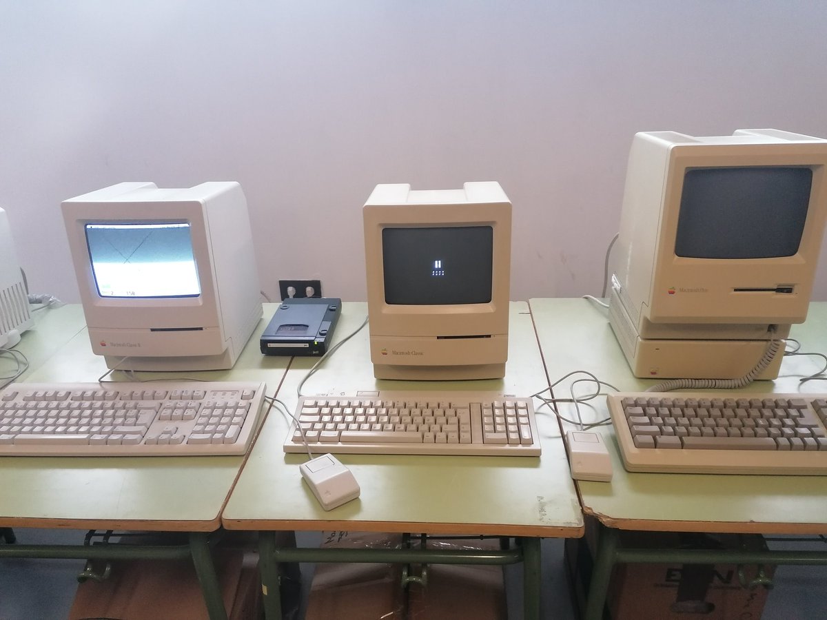 AngelSerranoPhD's tweet image. La exposición de ordenadores #Apple de @retroparla es espectacular. Hasta tienen una réplica del Apple 1 #FelizSábado #Retroinformática #Retrocomputing #Retrogaming