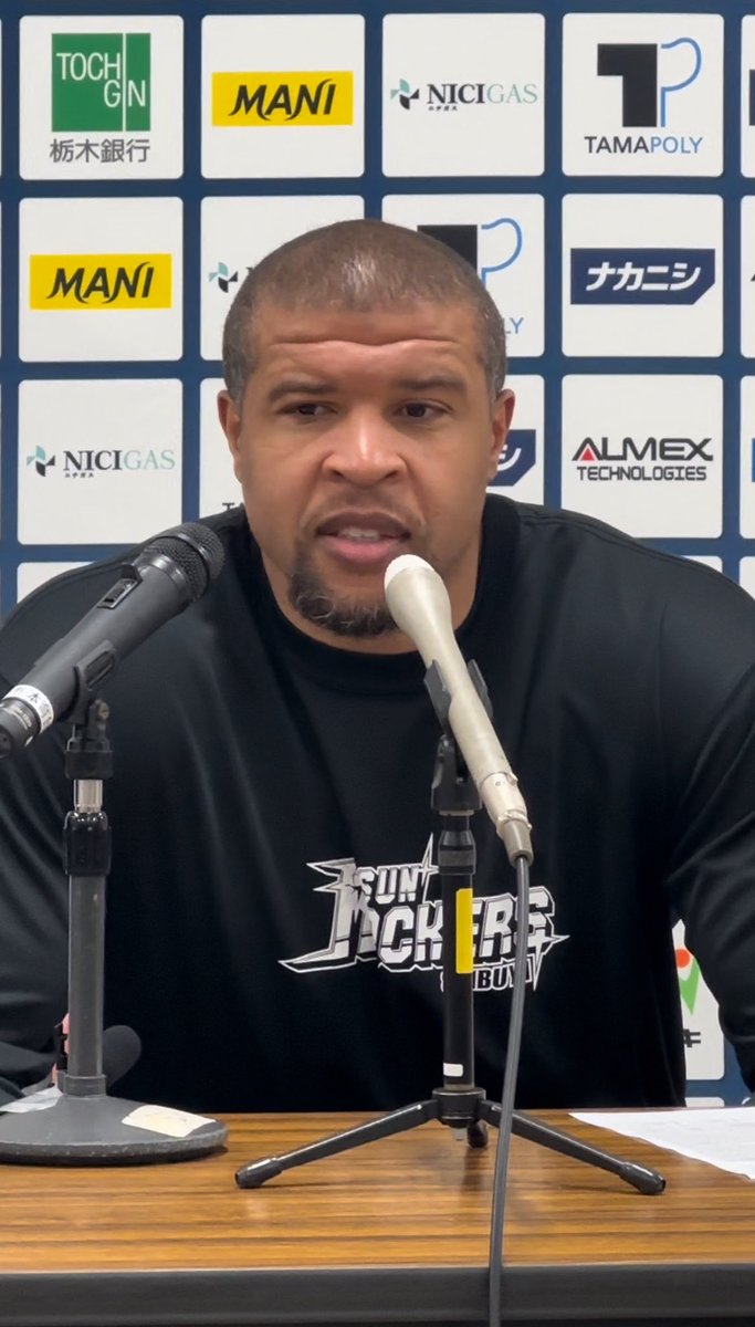 TokyoSunrockers's tweet photo. #ジェフ��ギブス 選手 試合後コメント

今日の試合、前半と後半違うチームのようになってしまった。

宇都宮が強いチームであることはわかっていた。前半は自分たちのバスケができていたが、後半は宇都宮が前半よりも高い強度のバスケをしてきた。それに苦戦しながらも最終的には勝利がどちらに転ぶかわからない展開となったが、宇都宮が勝ち切った。

（-ひさしぶりのブレックスアリーナはどうだったか、と聞かれて）

試合前に宇都宮のファンの方々から歓声をもらい、正直感激した瞬間だった。宇都宮には5年間所属していたが、そのときのチームメイトがまだたくさん在籍している。本当に良い仲間に恵まれた5年間を過ごして、その後2年ちょっと経った今、違うチームではあるがプレイヤーとして宇都宮に戻ってくることができたのは感動的な出来事だった。

#サンロッカーズ渋谷
#Bリーグ