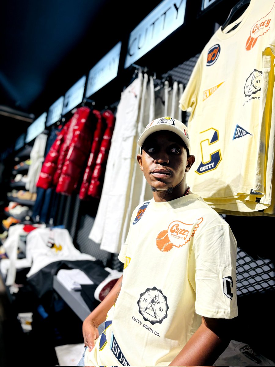 BotsheloMoate's tweet image. Looking like a snack  ♥️ 
 
#lifehack #fashionhack #fashionista #grwm #datenight #boysnight #saturday #saturdayvibes #saturdaynightlights #fridaynight #jlb #jahs #tape