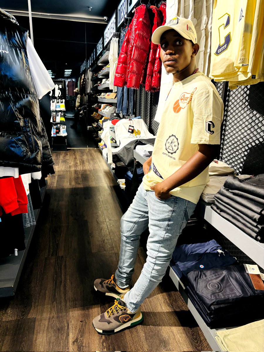 BotsheloMoate's tweet image. Looking like a snack  ♥️ 
 
#lifehack #fashionhack #fashionista #grwm #datenight #boysnight #saturday #saturdayvibes #saturdaynightlights #fridaynight #jlb #jahs #tape