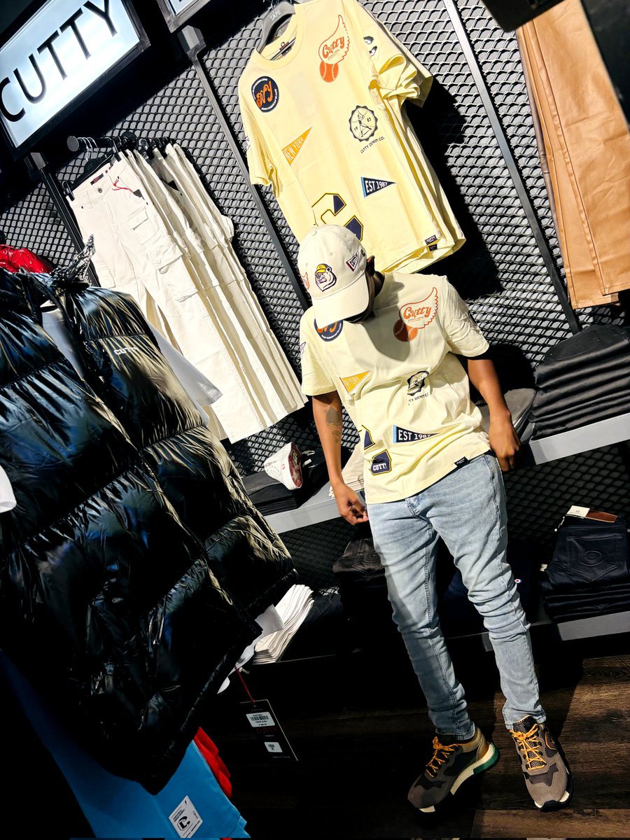 BotsheloMoate's tweet image. Looking like a snack  ♥️ 
 
#lifehack #fashionhack #fashionista #grwm #datenight #boysnight #saturday #saturdayvibes #saturdaynightlights #fridaynight #jlb #jahs #tape