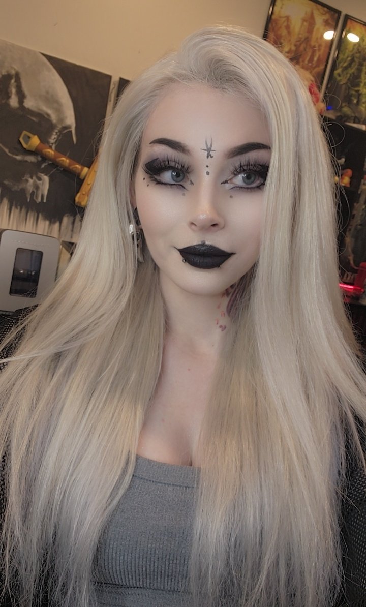 We're extra pale today @ twitch.tv/kshipa, come hang out!