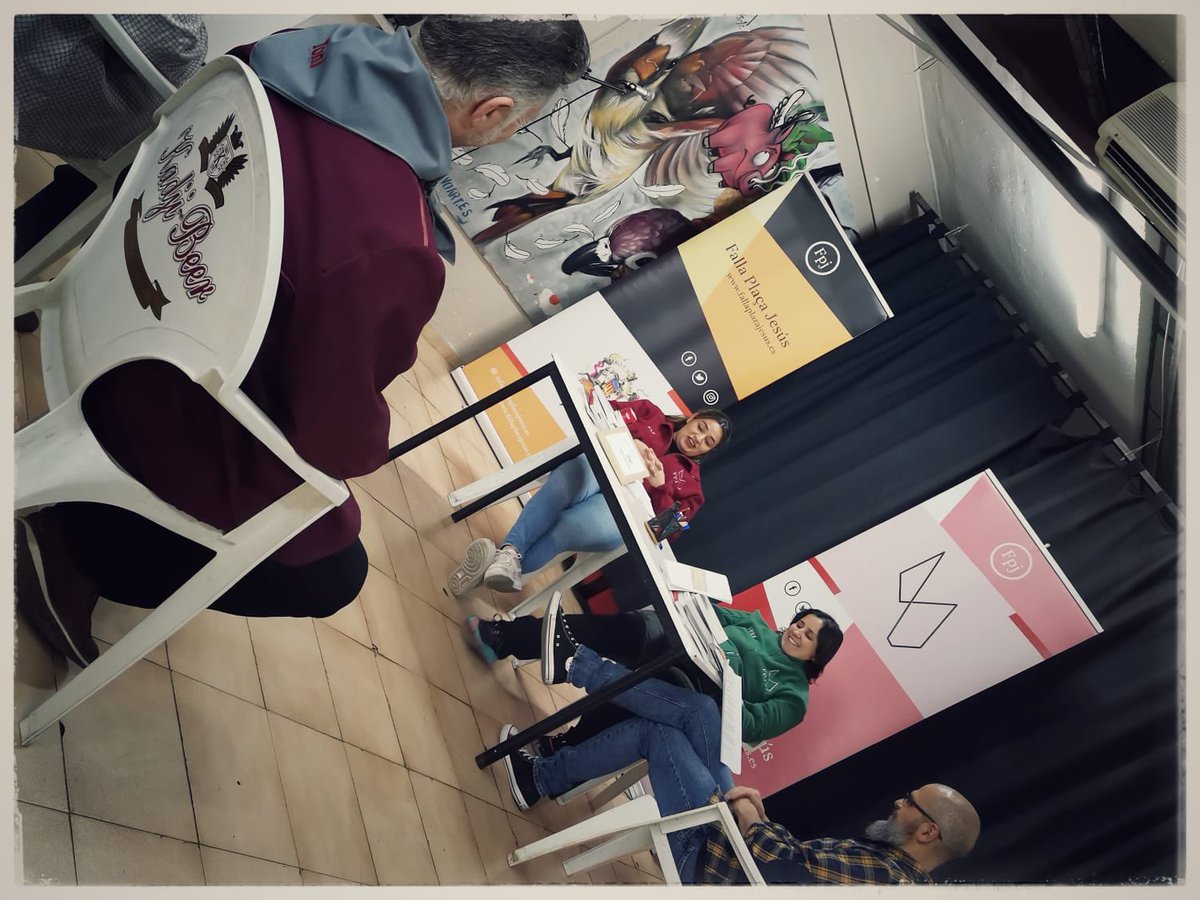FallaPlazaJesus's tweet photo. PRESENTACIÓ DE LLIBRETS FPJ 📦📚
Gràcies a tots i totes els que ho feu possible cada any.
#remitentsidestinataris #unboxing #llibrets #fpj https://t.co/hWQMkTqt4E