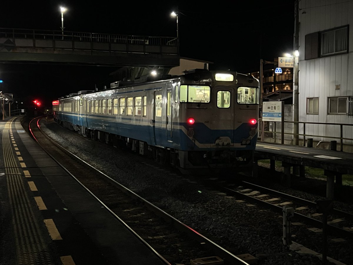 222tamatama's tweet photo. 高松1833発徳島（2111着） #361D 普通列車で終点徳島まで向かってます😄
編成は徳島方からキハ47 177＋キハ47 112＋キハ40 2108です😄
讃岐白鳥でいつものように撮影タイムです😄
今日は、高松発車時に四国チャイム鳴りませんでした🥲
外気温は3℃です😨
#国鉄型車両
#キハ47
#キハ40
#青春18きっぷ https://t.co/dEEyOJb3WV