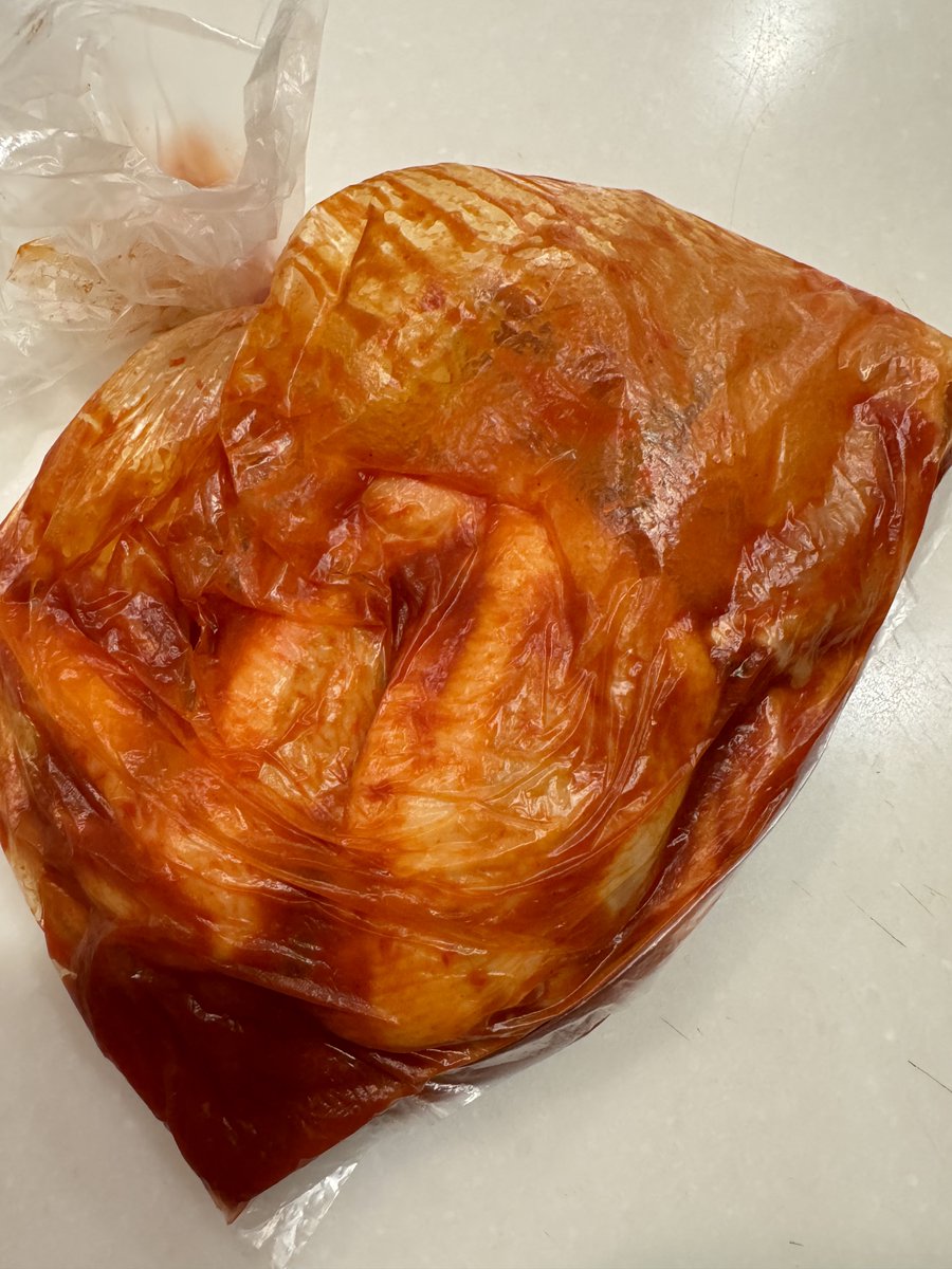 コスパ最強サイゼの辛味チキン再現レシピです。ビニール袋に手羽先と