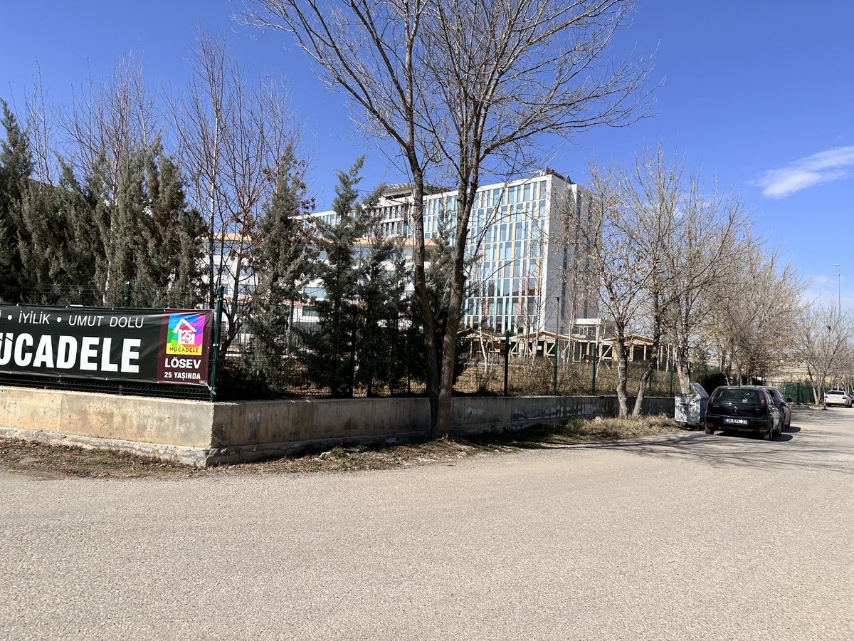 LÖSEMİLİ ÇOCUKLARIMIZA GAREZİNİZ NEDİR ?
Birisi Lösev Hastanesine TAM RUHSAT vermez ⁦<a href="/saglikbakanligi/">T.C. Sağlık Bakanlığı</a>⁩
Öbürü yollarımızı kazar asvaltlamaz ⁦@GolbasBld⁩
Diğeri 7 senedir kaldırımlarımızı yapmaz ⁦<a href="/ankarabbld/">Ankara Büyükşehir</a>⁩ 
YAVRULARIMIZ ÖLSÜNLER DİYE Mİ bunları çektiriyorsunuz