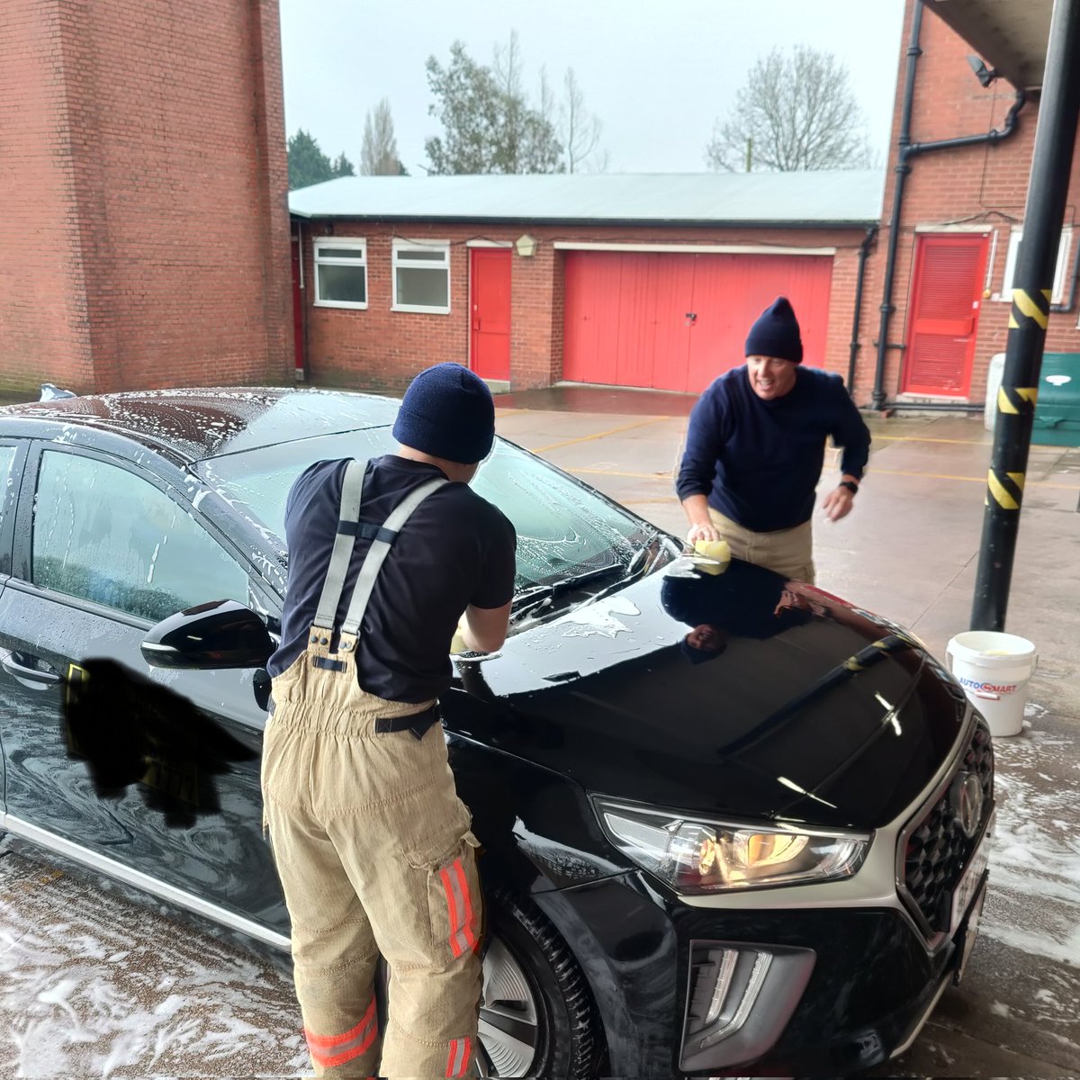 Charity car wash for the Firefighters Charity is well under way at Agecroft Fire Station so get yourselves down! 
We'll be here until 3pm and all money goes to a good cause.
<a href="/manchesterfire/">Greater Manchester Fire and Rescue Service</a> <a href="/firefighters999/">Fire Fighters Charity</a>