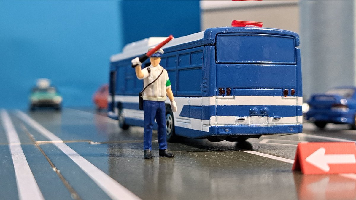 トミカNo.129　いすゞエルガを改造し大型人員輸送車にしたもの ロングトミカのいすゞ エルガ 大阪シティバスを改造して大型人員輸送車