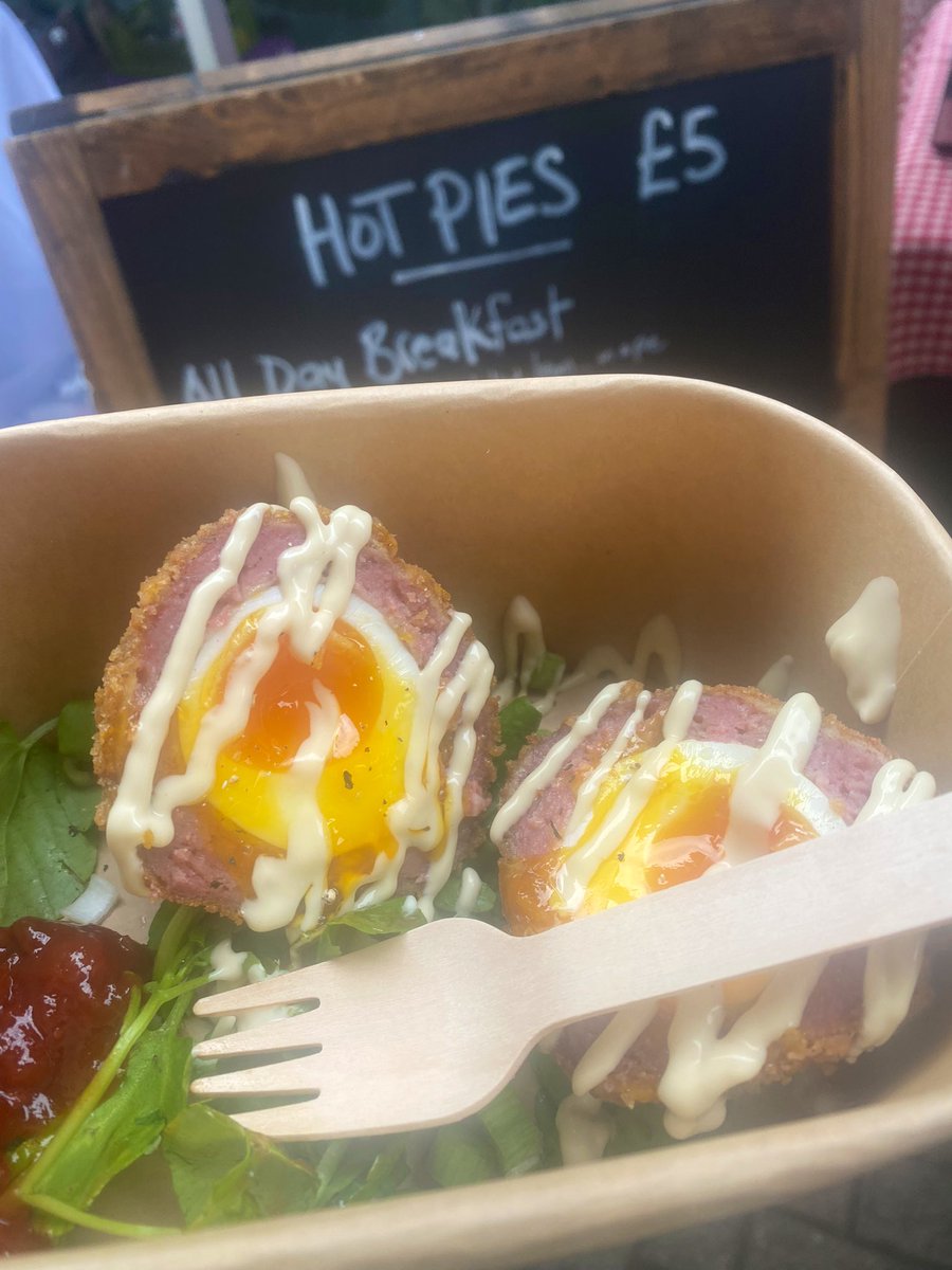 Great vibe and lots of craic @InnsCrossMarket this morning and the the smell of hot food is warming the cockles @WeAreBabble . Always hard to beat when you know the origin of the produce . The @Curious_Farmer ‘s runny scotch eggs with all the squiggly bits are always a favourite