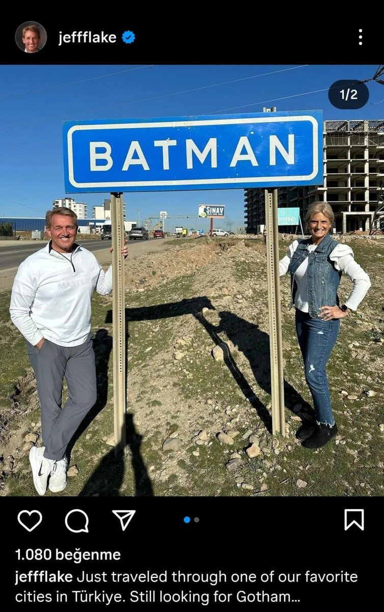 Eşi Cheryl Flake ile birlikte Türkiye turuna çıkan ABD’nin Türkiye Büyükelçisi Jeff Flake, Batman şehir tabelasının önünde poz verdi.

#ankara #BüyükelçiFlake #büyüykelçi #jeffflake #batman #seyahat #cherylflake #seyahat