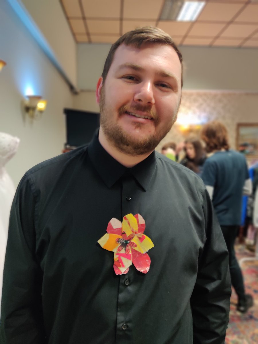 plastacs's tweet image. Michael from DoES Liverpool popped by to the #EverybodyGetsACar #FreebieFair in Anfield to help make flower brooches out of recycled plastics! 

#WeekNotes