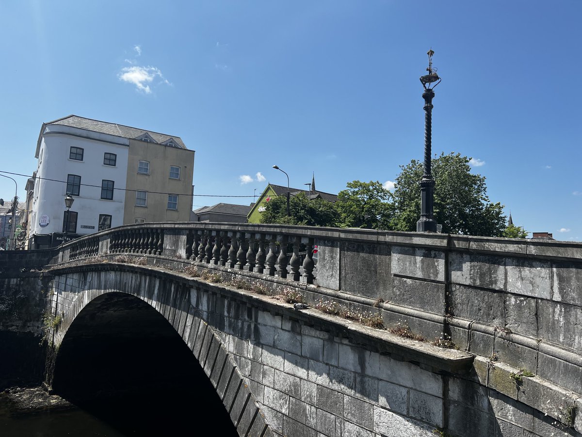 Parliament Bridge is one of Corks oldest bridges. Its beautiful old lamps have been broken for over a decade. Apathy or incompetence by CCC- it must be both at this stage. #CorkCityCouncilisbroken