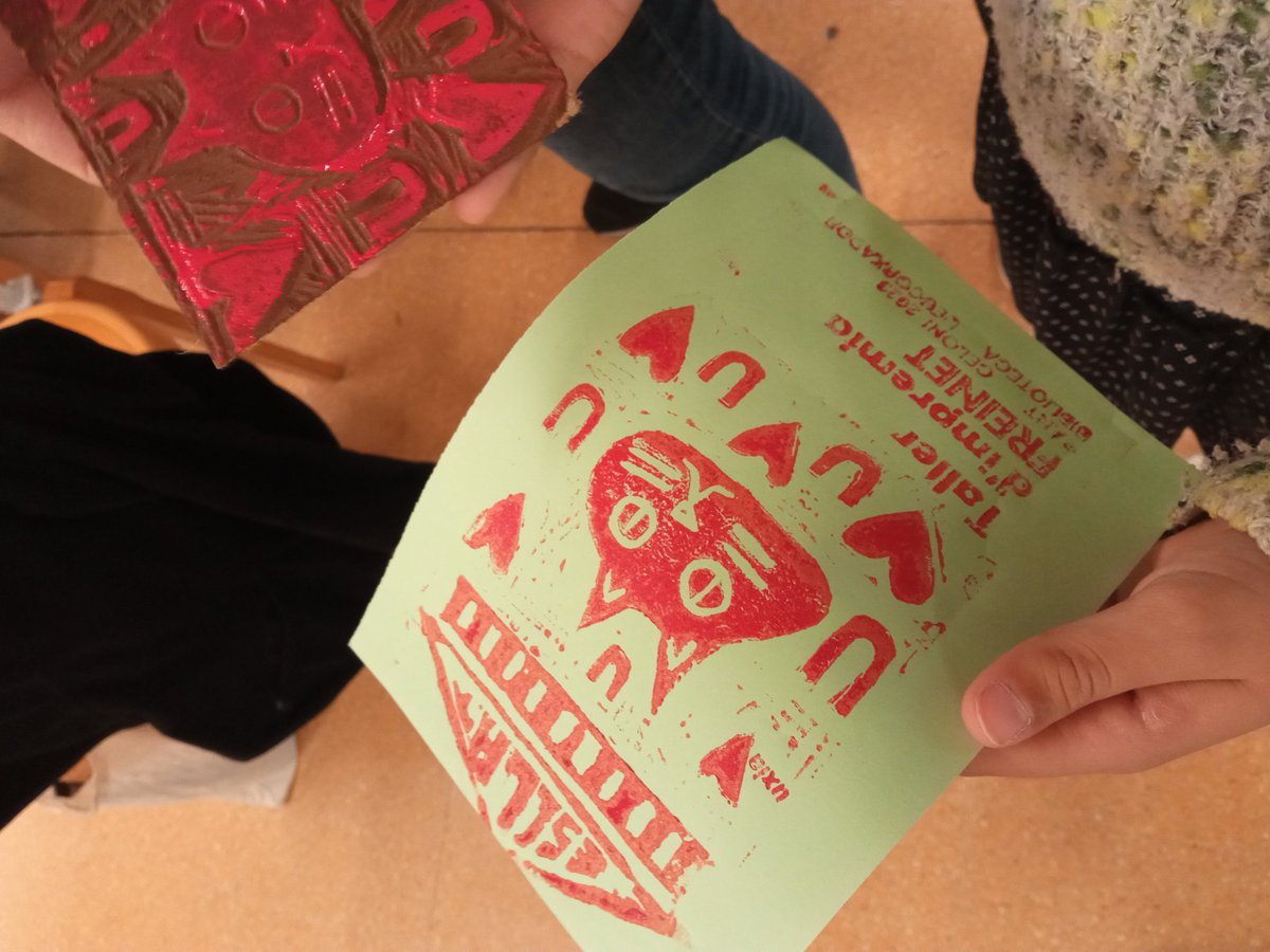 PSlvia's tweet photo. Som alumnes de la República fent la nostra revista! 
 Recordem al mestre Pallerola, coneixem el seu llegat i ens emocionem al veure la nostra portada! #Esclat 
1/2 https://t.co/latIEAShWw