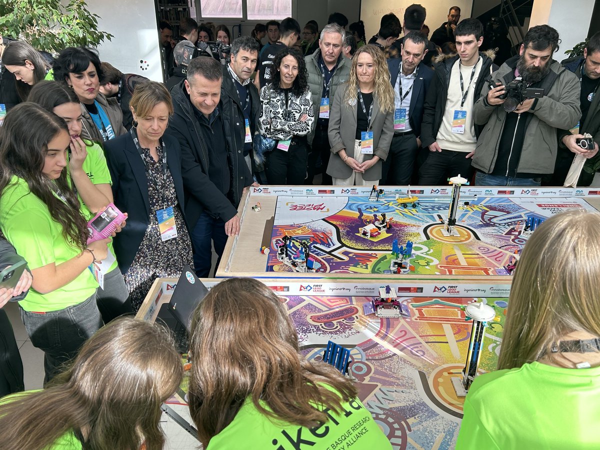 Mediante el juego y en equipo, se aprende más y mejor. 2.828 escolares de entre 10 y 16 años compiten hoy en la final de @FLL_Euskadi, en 171 equipos. Una buena iniciativa para fomentar vocaciones científico-técnicas entre los chicos y chicas. ¡Ánimo!